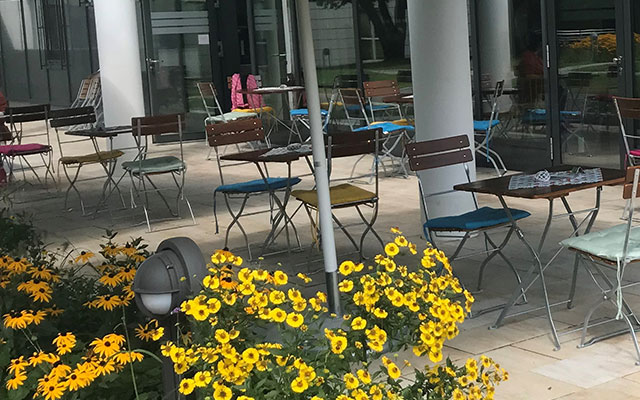 Blumenbeete auf der Terrasse - CiK - Café im Klinikum