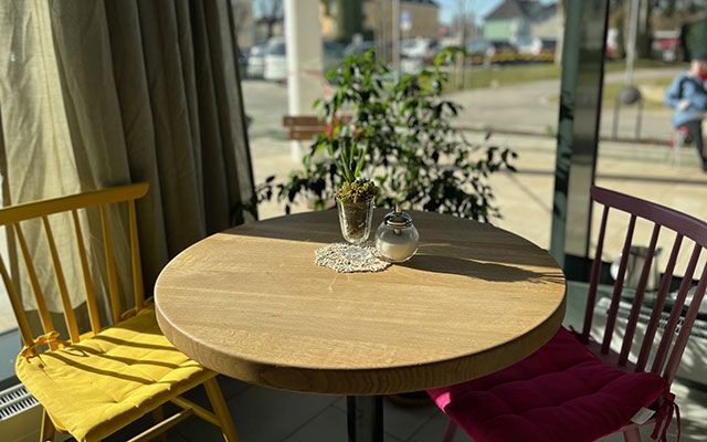 Cafétisch mit Sonnenlicht - CiK - Café im Klinikum