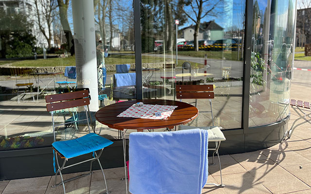 Terrassenstühle mit blauer Decke - CiK - Café im Klinikum