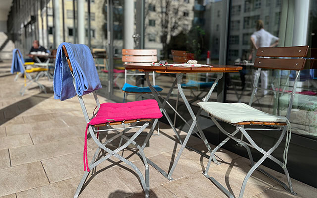 Terrasse mit Stühlen und Decke - CiK - Café im Klinikum