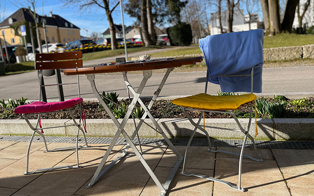 2 Stühle mit Tisch auf der Terrasse - CiK - Café im Klinikum