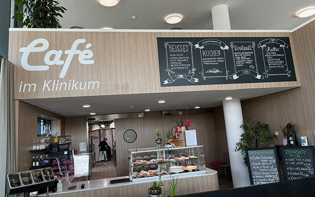 Tresen und Verkaufsfläche mit Kücheneinblick - CiK - Café im Klinikum