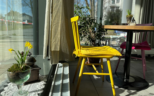 Gelber Stuhl im Sonnenlicht - CiK - Café im Klinikum